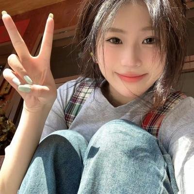 穿黄睡衣的女孩